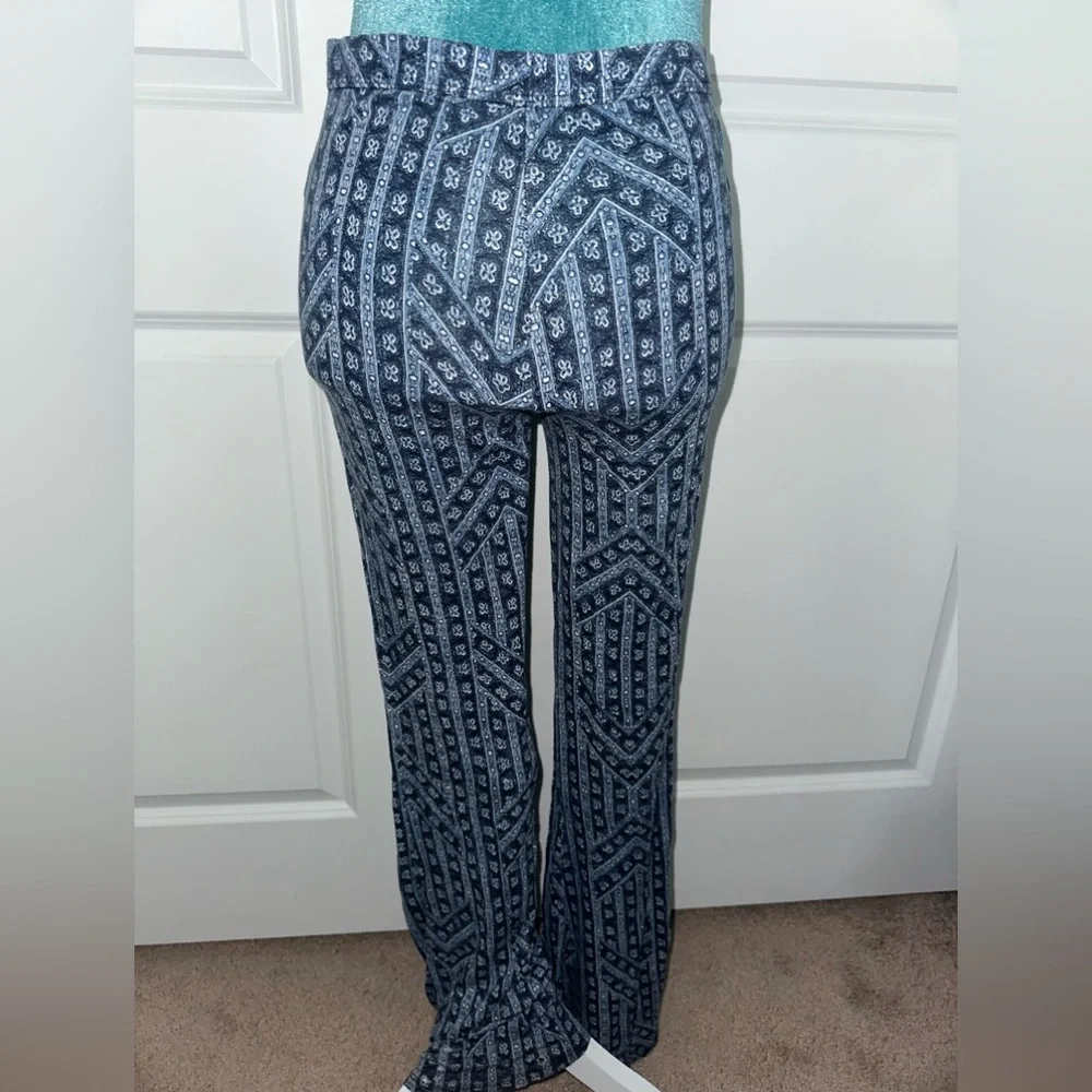Patterned flare pants 👖✨ - Picture 3 of 4